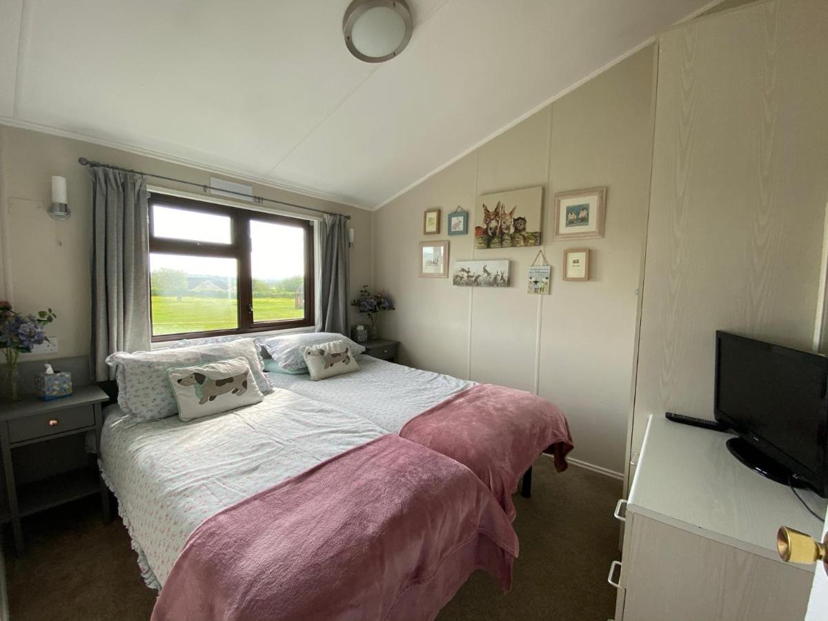 Rew Farm Country & Equestrian Accommodation - Sunrise Lodge Melksham Exterior photo