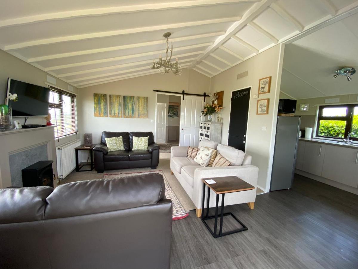 Rew Farm Country & Equestrian Accommodation - Sunrise Lodge Melksham Exterior photo