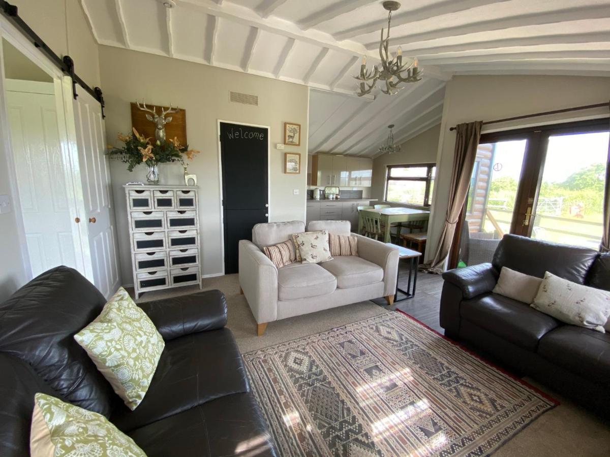 Rew Farm Country & Equestrian Accommodation - Sunrise Lodge Melksham Exterior photo