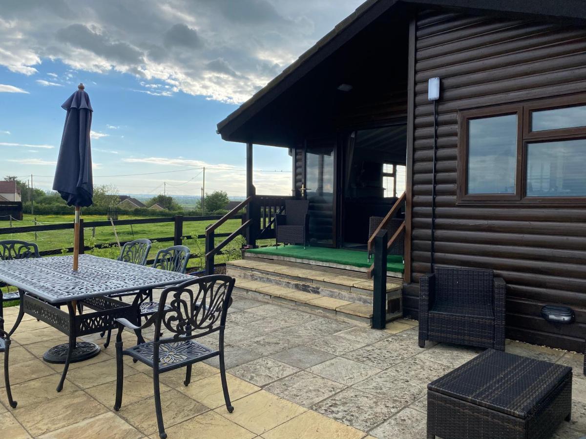 Rew Farm Country & Equestrian Accommodation - Sunrise Lodge Melksham Exterior photo