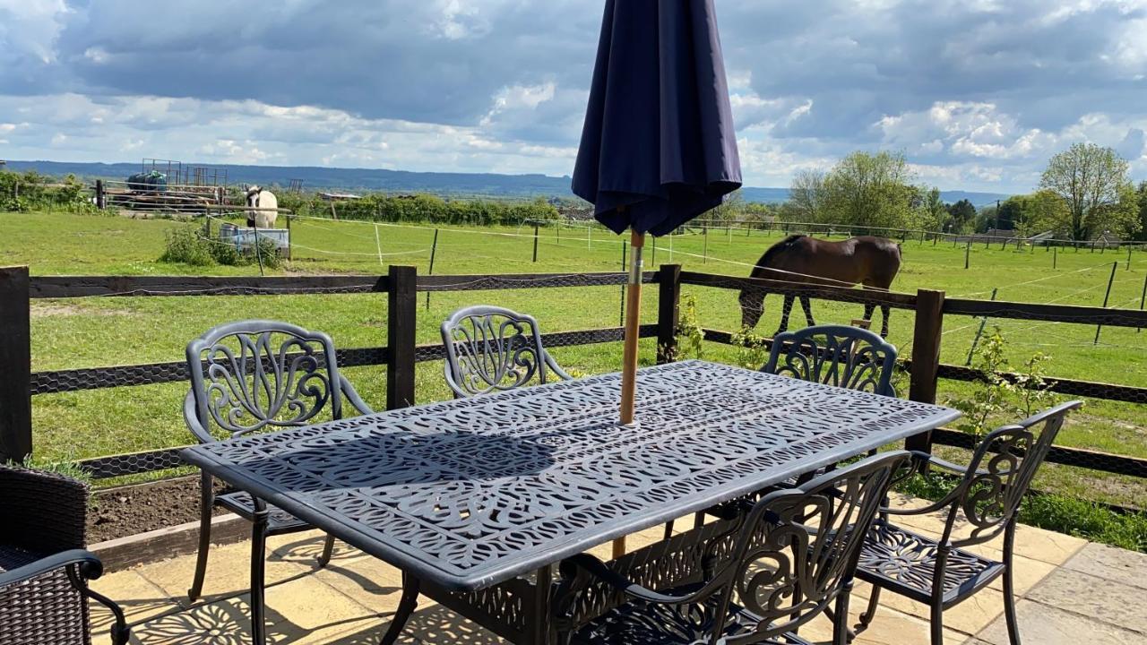 Rew Farm Country & Equestrian Accommodation - Sunrise Lodge Melksham Exterior photo