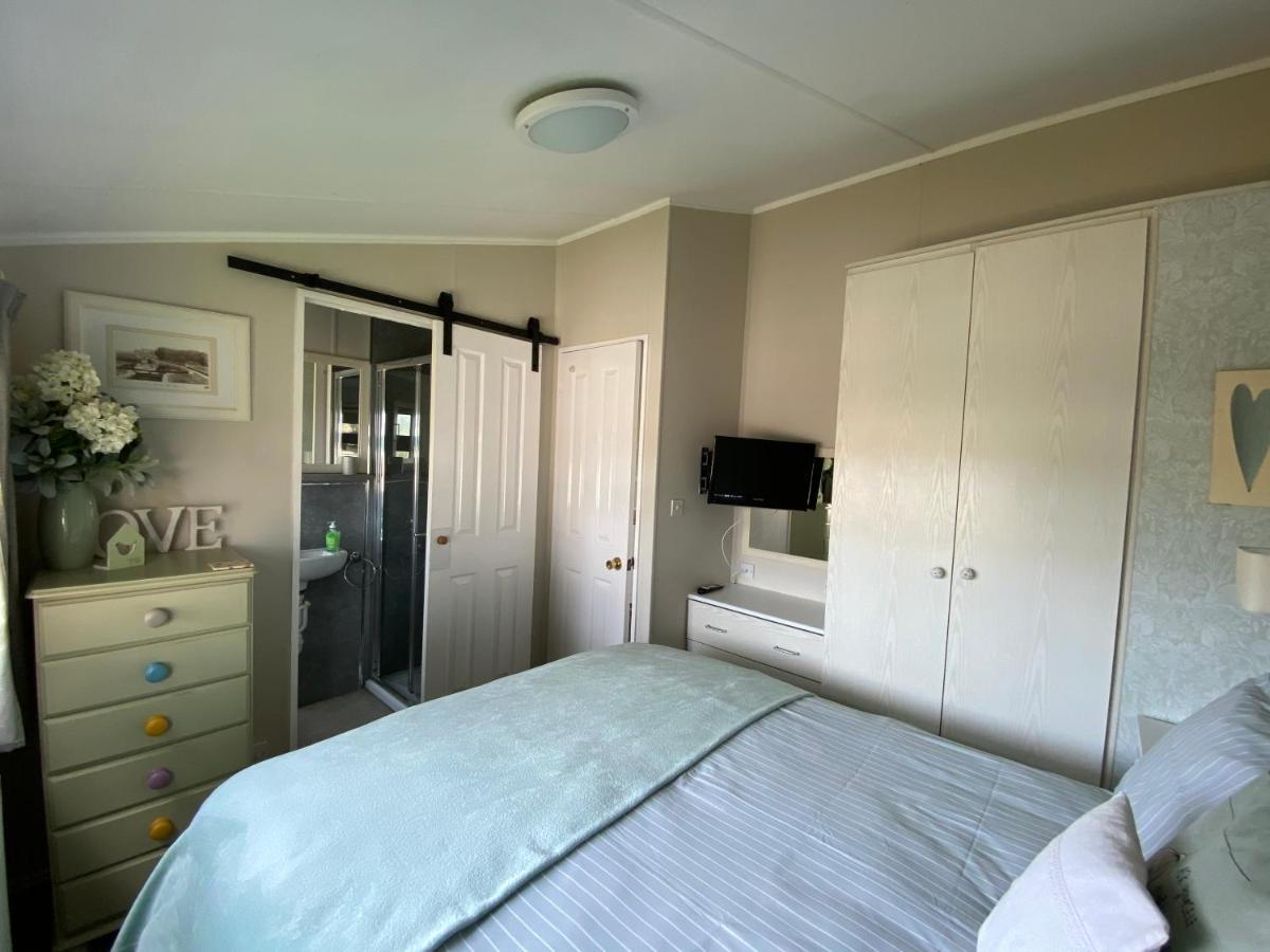 Rew Farm Country & Equestrian Accommodation - Sunrise Lodge Melksham Exterior photo