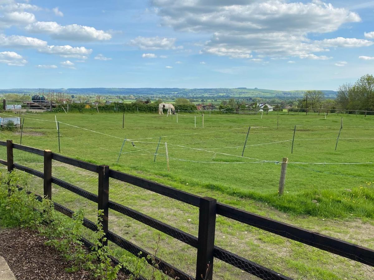 Rew Farm Country & Equestrian Accommodation - Sunrise Lodge Melksham Exterior photo