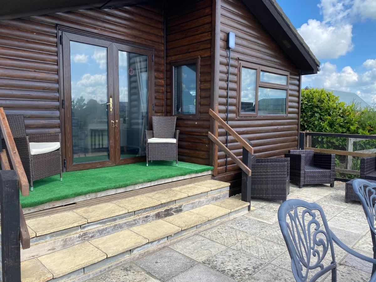 Rew Farm Country & Equestrian Accommodation - Sunrise Lodge Melksham Exterior photo