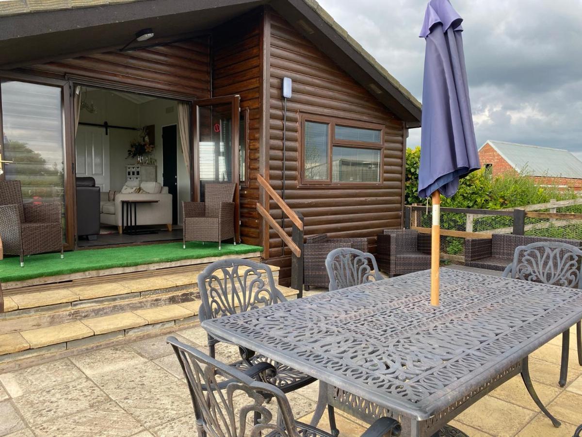 Rew Farm Country & Equestrian Accommodation - Sunrise Lodge Melksham Exterior photo