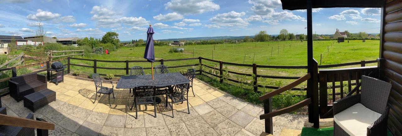 Rew Farm Country & Equestrian Accommodation - Sunrise Lodge Melksham Exterior photo