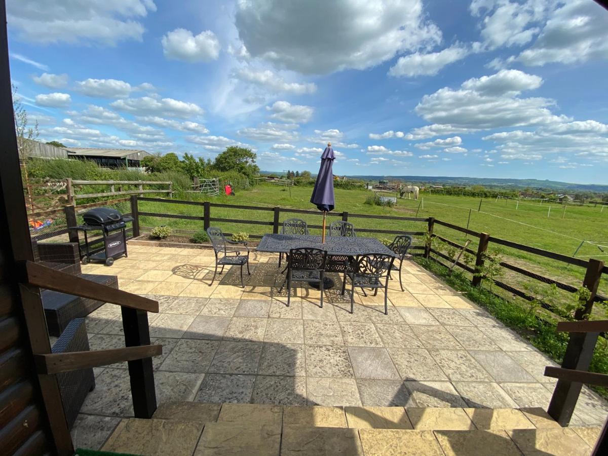 Rew Farm Country & Equestrian Accommodation - Sunrise Lodge Melksham Exterior photo