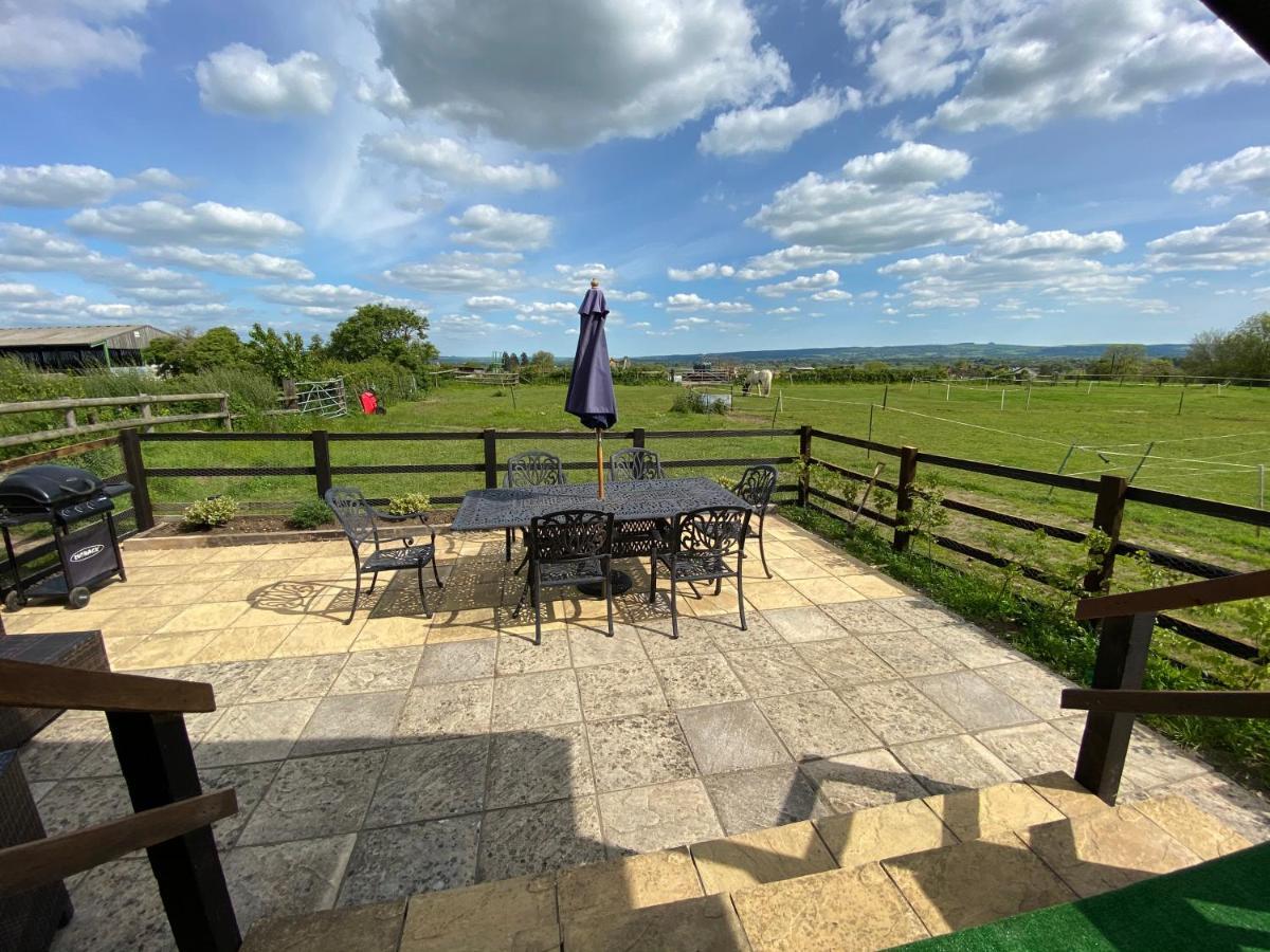 Rew Farm Country & Equestrian Accommodation - Sunrise Lodge Melksham Exterior photo