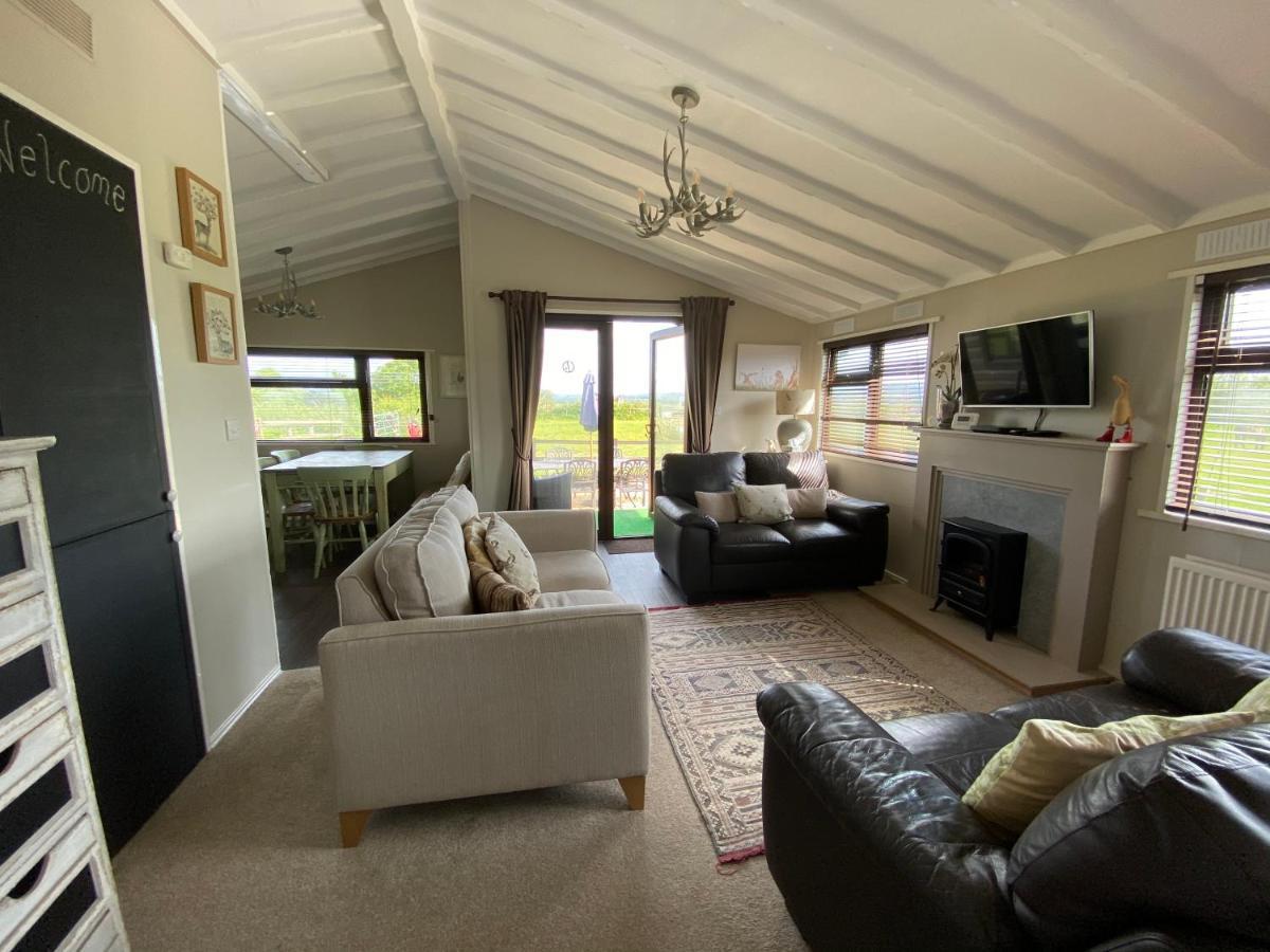 Rew Farm Country & Equestrian Accommodation - Sunrise Lodge Melksham Exterior photo