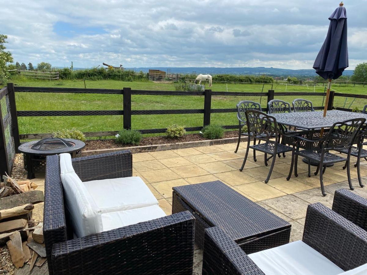 Rew Farm Country & Equestrian Accommodation - Sunrise Lodge Melksham Exterior photo