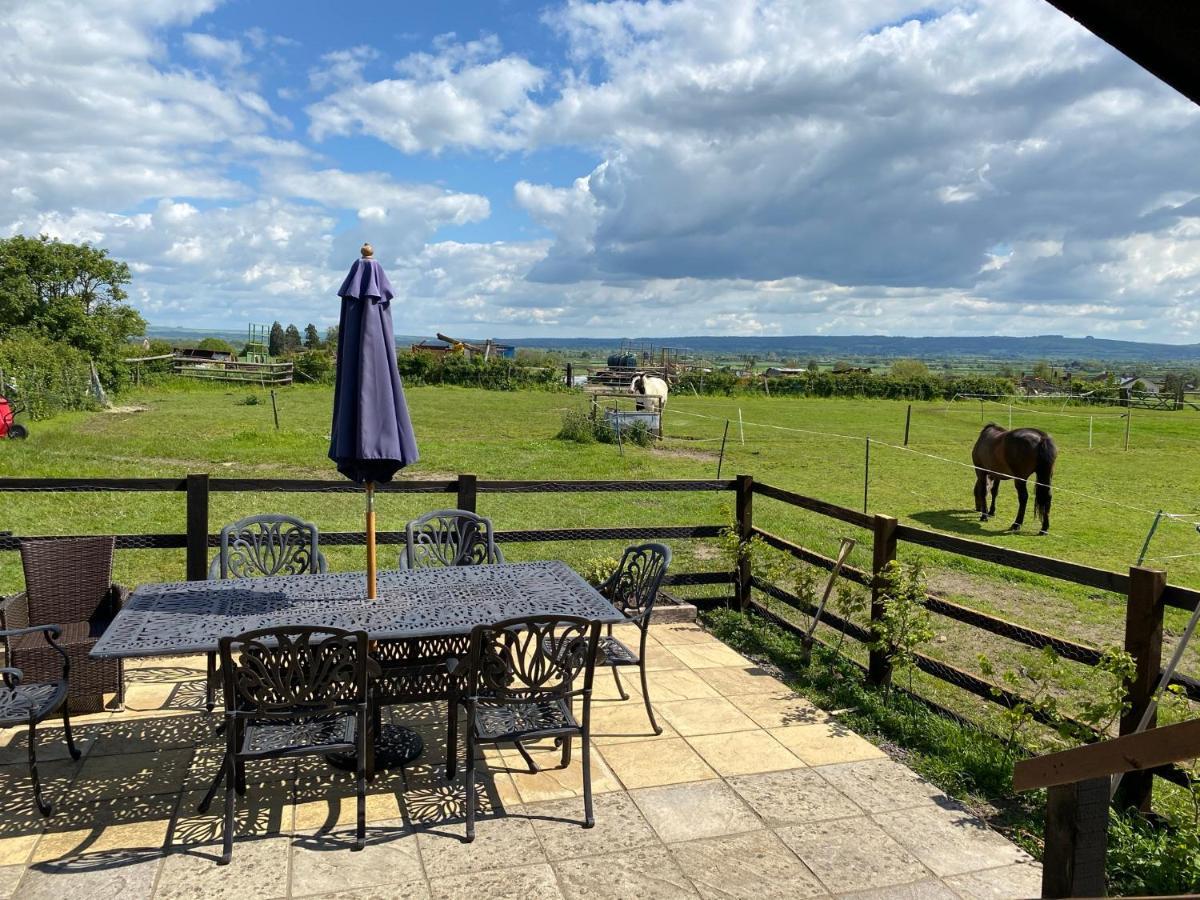 Rew Farm Country & Equestrian Accommodation - Sunrise Lodge Melksham Exterior photo