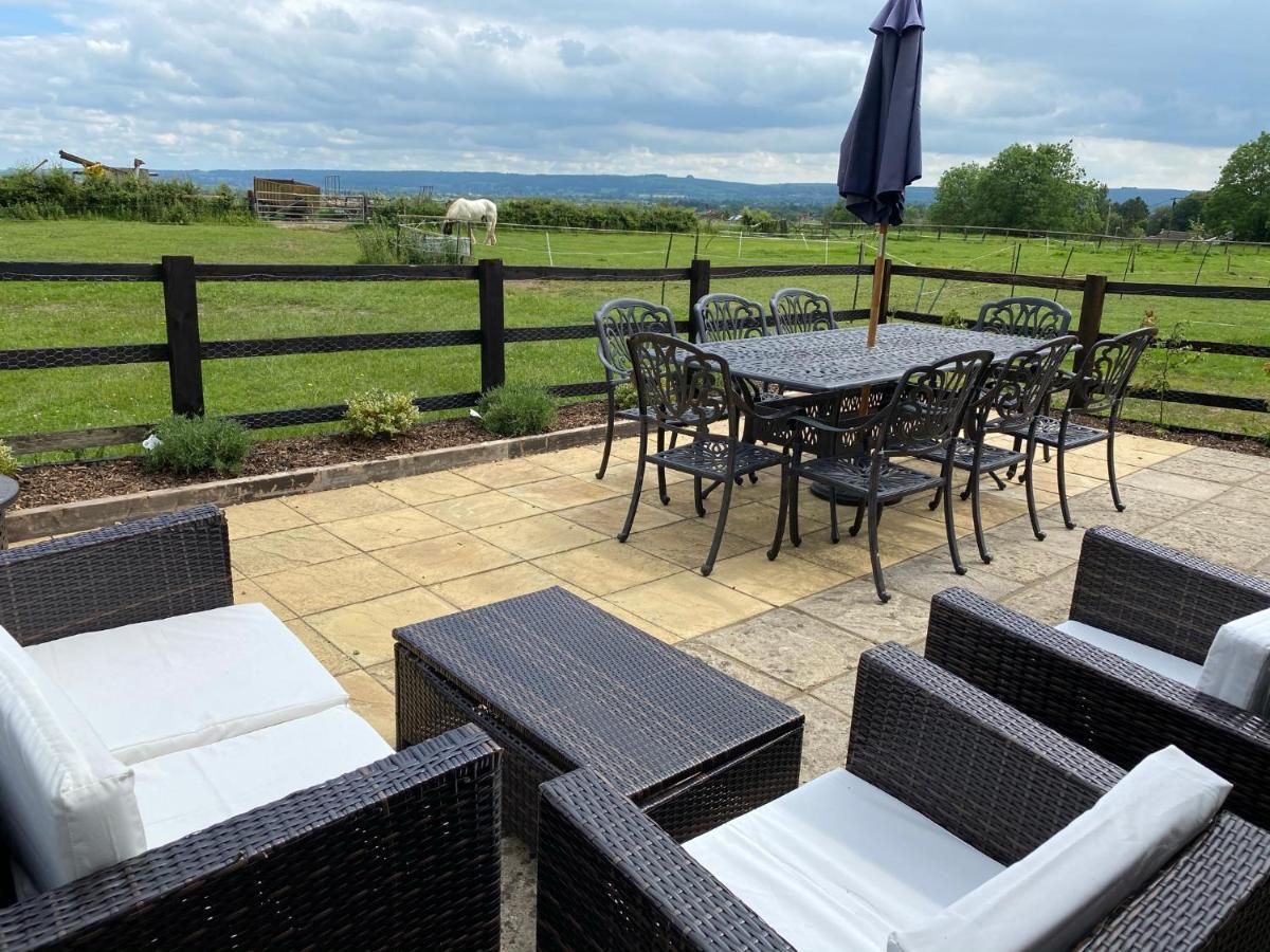 Rew Farm Country & Equestrian Accommodation - Sunrise Lodge Melksham Exterior photo