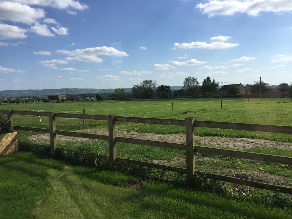 Rew Farm Country & Equestrian Accommodation - Sunrise Lodge Melksham Exterior photo