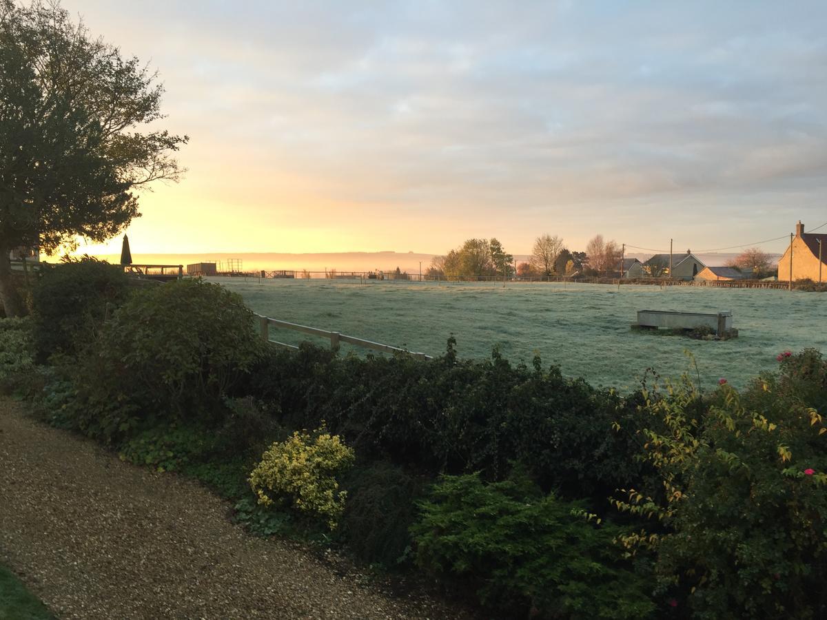 Rew Farm Country & Equestrian Accommodation - Sunrise Lodge Melksham Exterior photo
